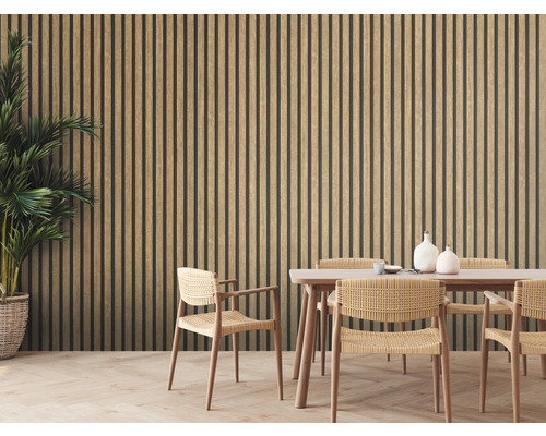 Matsal med träpanelväggar, matbord och rottingstolar