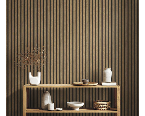 Rumsbild med träpanelvägg och dekorativa element på en hylla