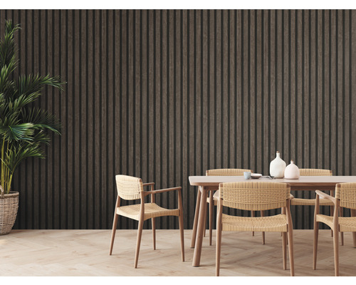 Matsal med träväggspaneler, matbord och stolar