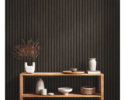 Rum med träpanelvägg, hylla och dekorativa föremål.