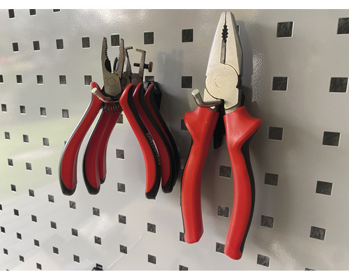 Två tänger med handtag hänger på en verktygsvägg.