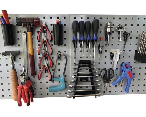 Verktygsvägg med diverse verktyg som hammare, tänger, skruvmejslar och borrar