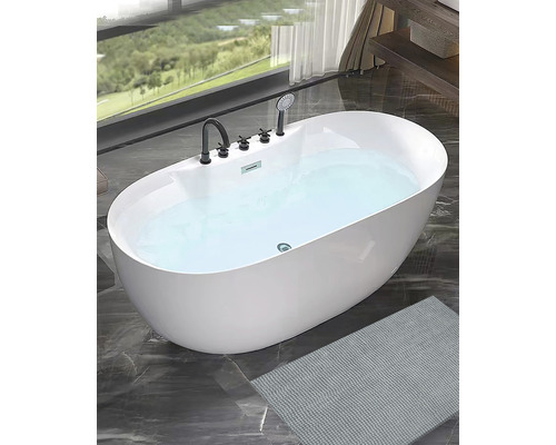 Fristående badkar fyllt med vatten i badrummet.