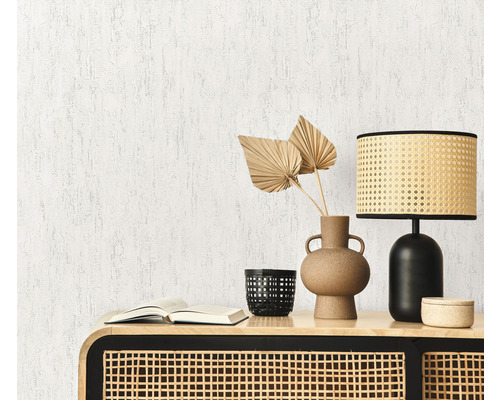 Dekorativ scen med lampa, vas, bord och tapet för inredning