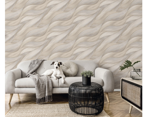 Vardagsrum med mönstrad tapet, soffa, sidobord och hund