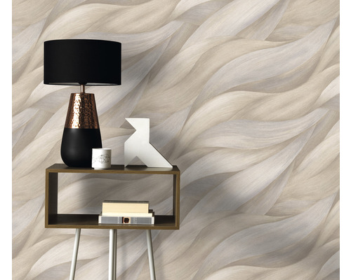 Rumsbild med mönstrad tapet och sidobord med lampa