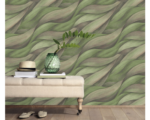 Vardagsrum med mönstrad tapet, bänk, dekoration och trägolv