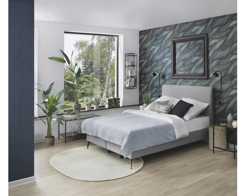 Sovrum med säng, sängbord, dekorationer och strukturtapeter