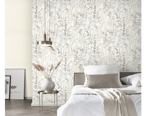 Sovrum med blommig tapet