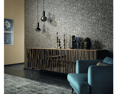 Vardagsrum med mönstrad tapet, skänk och dekoration