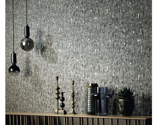 Dekorativt rum med mönstrad tapet, lampor och dekorativa föremål