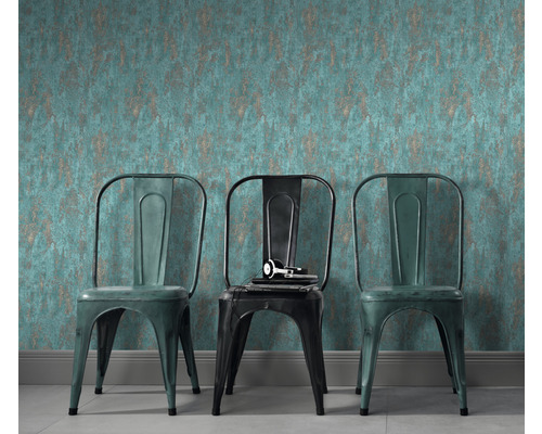 Scen med mönstrad tapet och tre metallstolar
