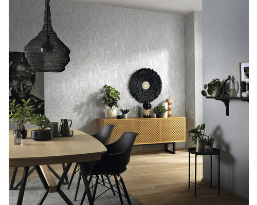 Vardagsrum med matbord, stolar, byrå och dekorativa element