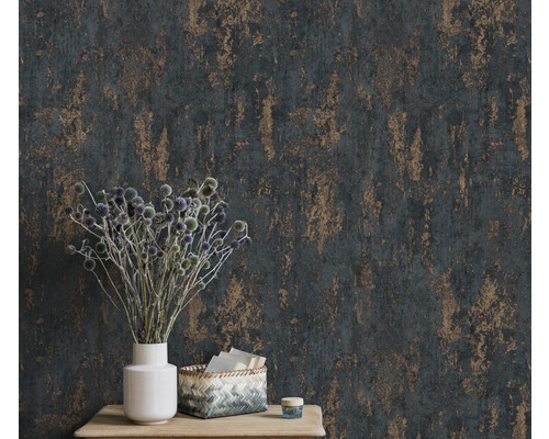 Dekorativ vägg med strukturtapet och blomsterarrangemang i vas