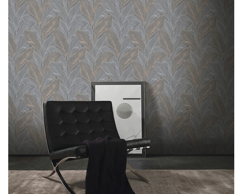 Rumsöversikt med mönstrad tapet med bladdesign