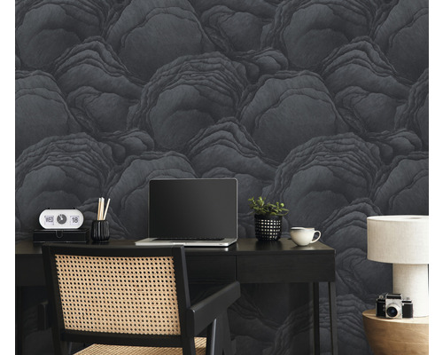 Arbetsrum med skrivbord, stol, lampa och tapet med stendesign