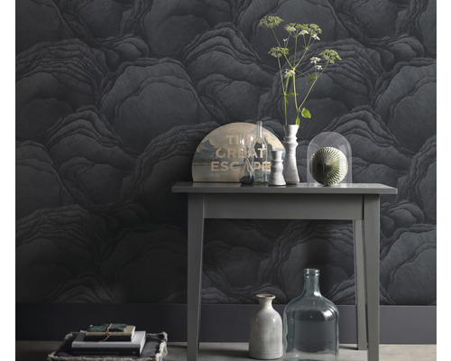 Tapet med stenmotiv och dekorativa element på ett bord