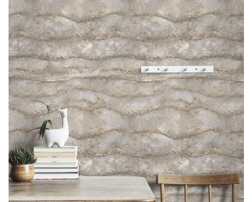 Vardagsrum med strukturtapet i vågmönster, bord och dekoration