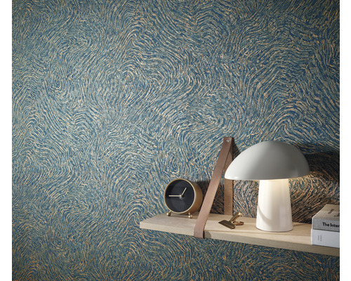 Scen med mönstrad tapet, klocka, lampa och hylla