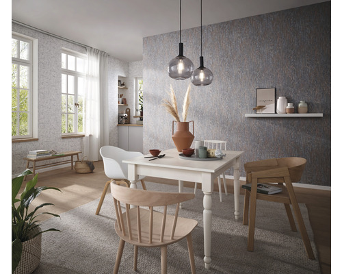 Ljus matplats med matbord, stolar, pendellampor och dekoration