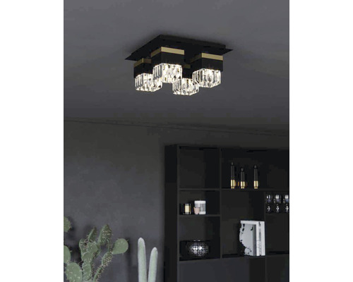 Taklampa med kristallhängen i ett modernt inrett rum