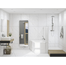 Modernt badrum med badkar, dusch, handfat och spegel