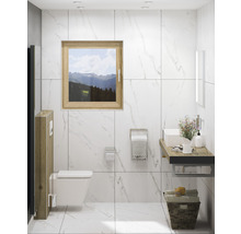 Ljust badrum med toalett, handfat, fönster och kakel i marmorlook.