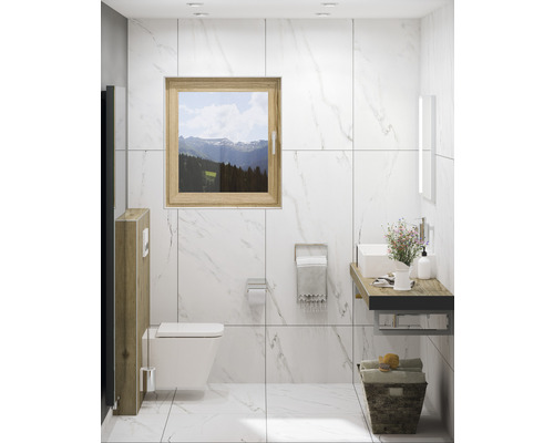 Ljust badrum med toalett, handfat, fönster och kakel i marmorlook.