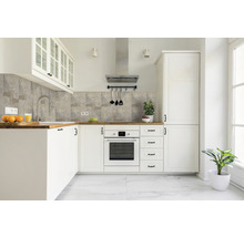 Ljust kök med vita skåp, träbänkskiva och kakelvägg