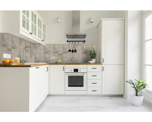 Väggplatta Ljus skiffer 30,5x30,5cm Ljust kök med vita skåp, träbänkskiva och kakelvägg