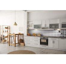 Ljust kök med vita skåp, bänkskiva och dekoration