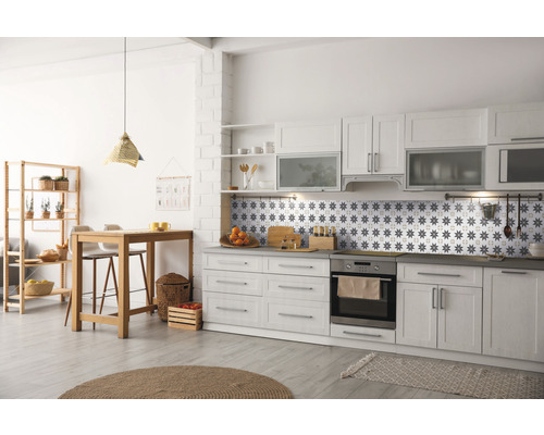 Ljust kök med vita skåp, bänkskiva och dekoration