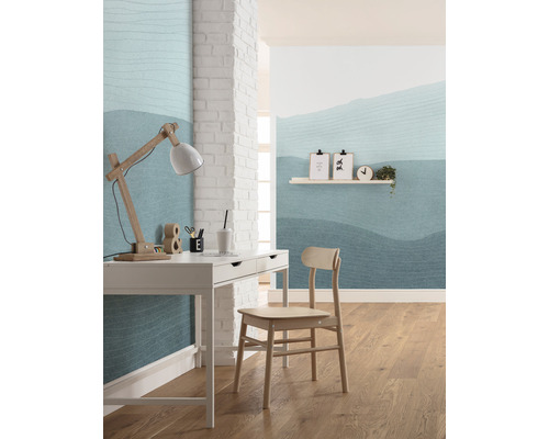 Arbetsrum med skrivbord, stol och väggdesign i blå toner