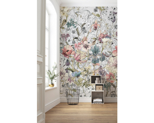 Ljust rum med blommig tapet, trägolv och dekoration