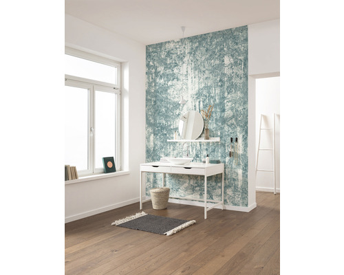 Ljust rum med fönster, byrå och mönstrad tapet