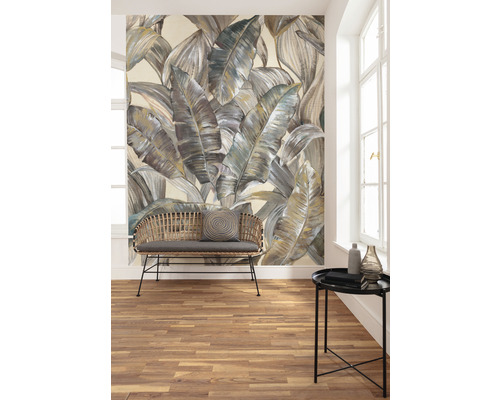 Vardagsrum med en fototapet med bladmönster, en bänk och ett bord