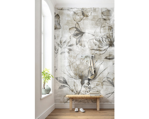 Rum med blommig tapet, träbänk och vita skor