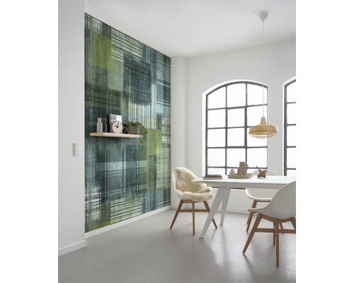 Modernt matrum med mönstrad tapet i gröna och blå toner samt matbord med stolar.