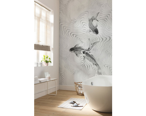 Badrum med badkar, fönster, hylla och tapet med fiskmönster