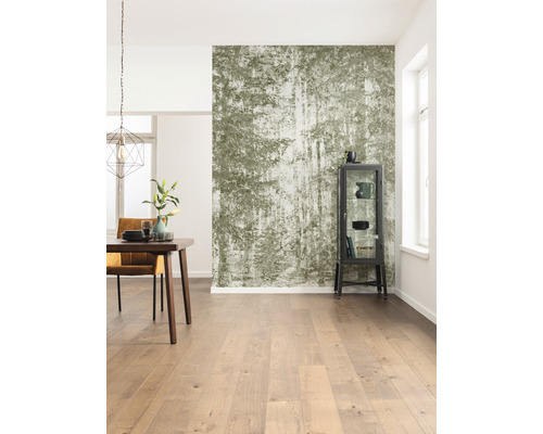 Ljust rum med trägolv, matbord och mönstrad tapet