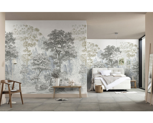 Ljust rum med skogstapet, säng, stol och bänk