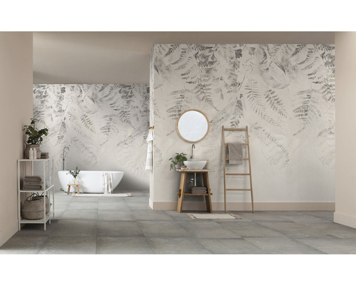 Modernt badrum med växtmönstrad tapet, fristående badkar och tvättställ