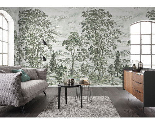 Ljust vardagsrum med mönstrad tapet, soffa och byrå