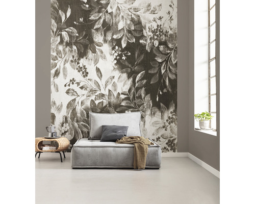 Vardagsrum med fototapet med växtmotiv, fåtölj och sidobord