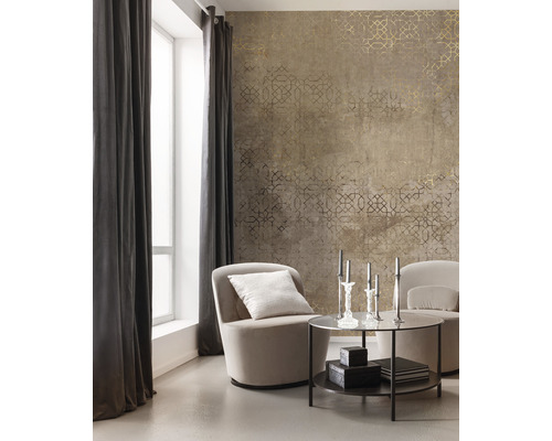 Vardagsrum med mönstrad tapet, fåtöljer, gardiner och sidobord