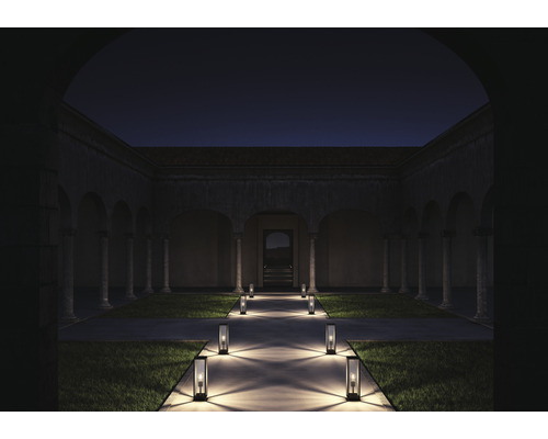 Gård med flera upplysta gångljus på en kväll