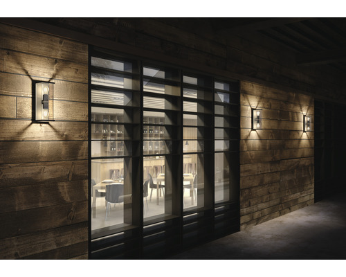 Träfasad med utomhusbelysning och fönster mot en interiör