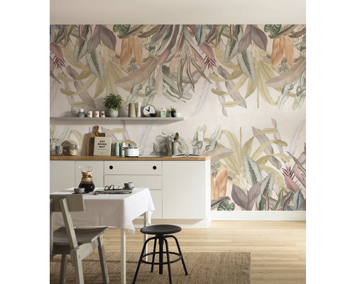 Kök med botanisk blad tapet, matbord och stol