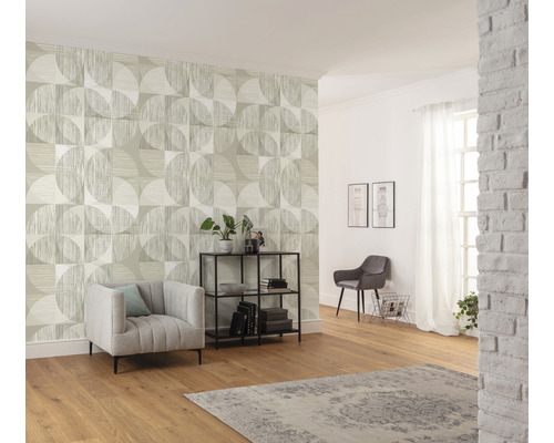 Vardagsrum med mönstrad tapet, fåtölj, hylla och dekoration