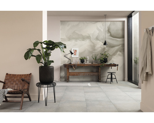 Vardagsrum med storformatiga plattor, trämöbler och krukväxter för en ljus atmosfär